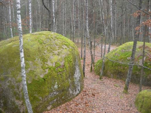https://upload.wikimedia.org/wikipedia/commons/thumb/b/b1/Stone_village.JPG/1200px-Stone_village.JPG