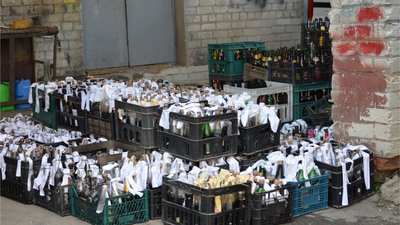 У Рівному зібрали сотні ящиків невикористаних Бандера-смузі. В УЖКГ пояснили, що з ними буде